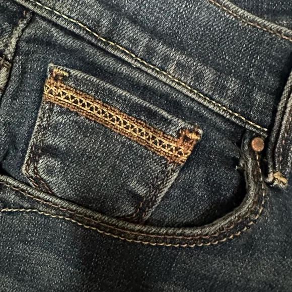 Levi’s 515 Women's Cuffed Capri jeans w/decorative stitching. Size 4. - Picture 2 of 8